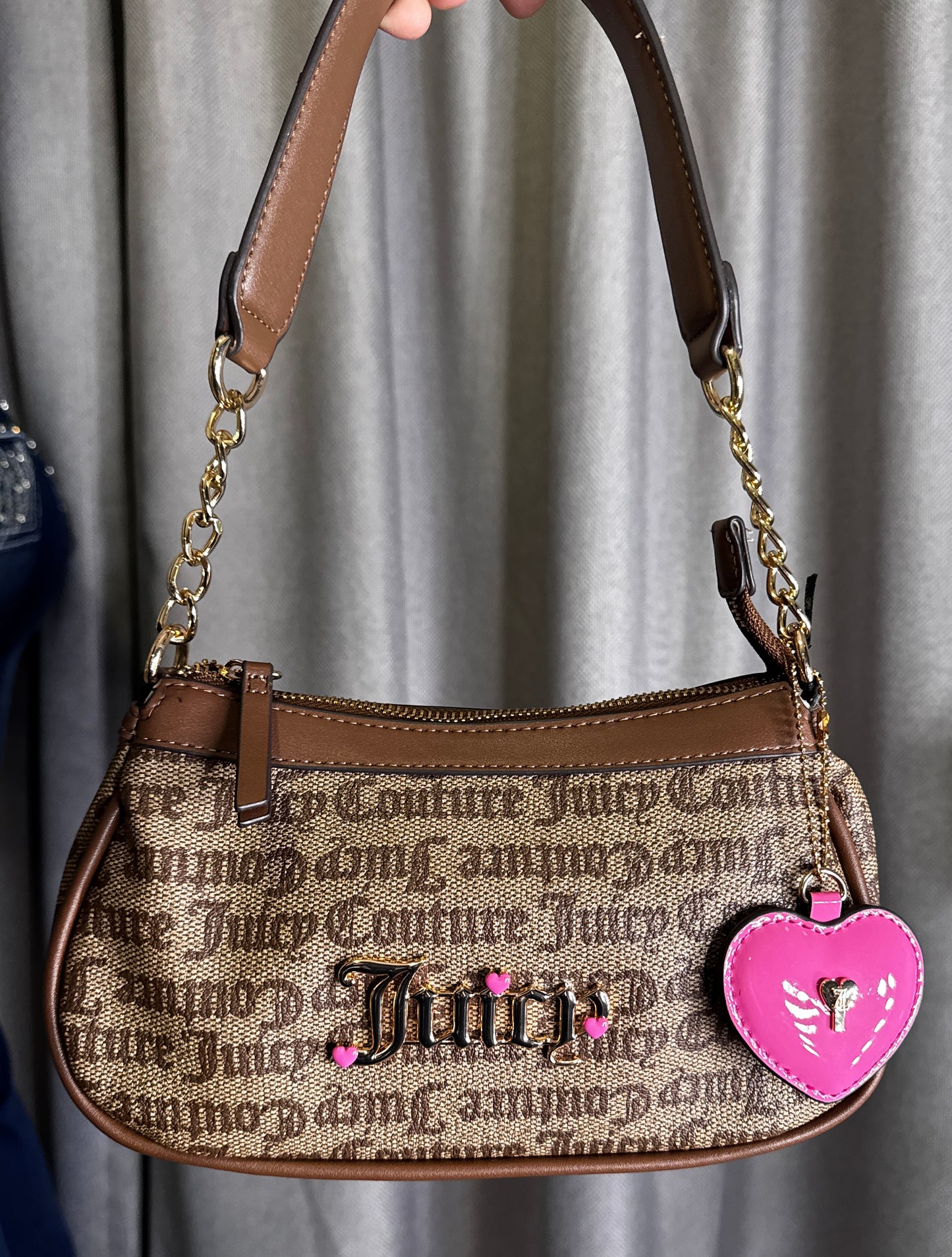 Cartera Juicy Couture Monogram Café con Charm de Corazón