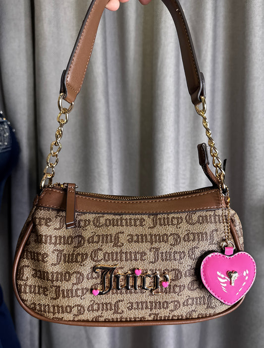 Cartera Juicy Couture Monogram Café con Charm de Corazón