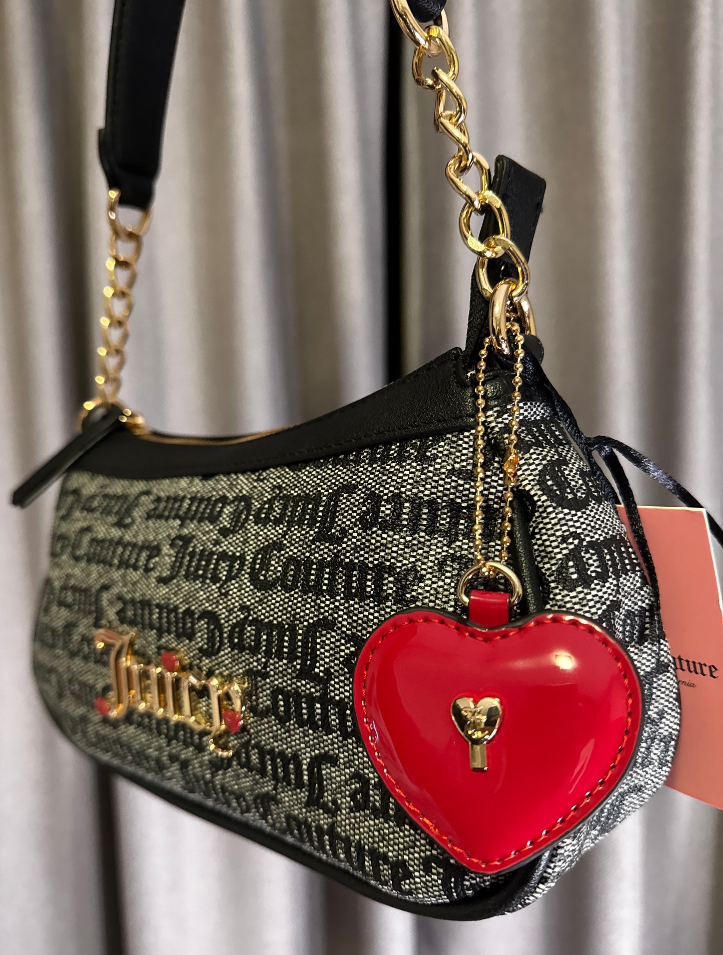 Cartera Juicy Couture Monogram con Charm de Corazón