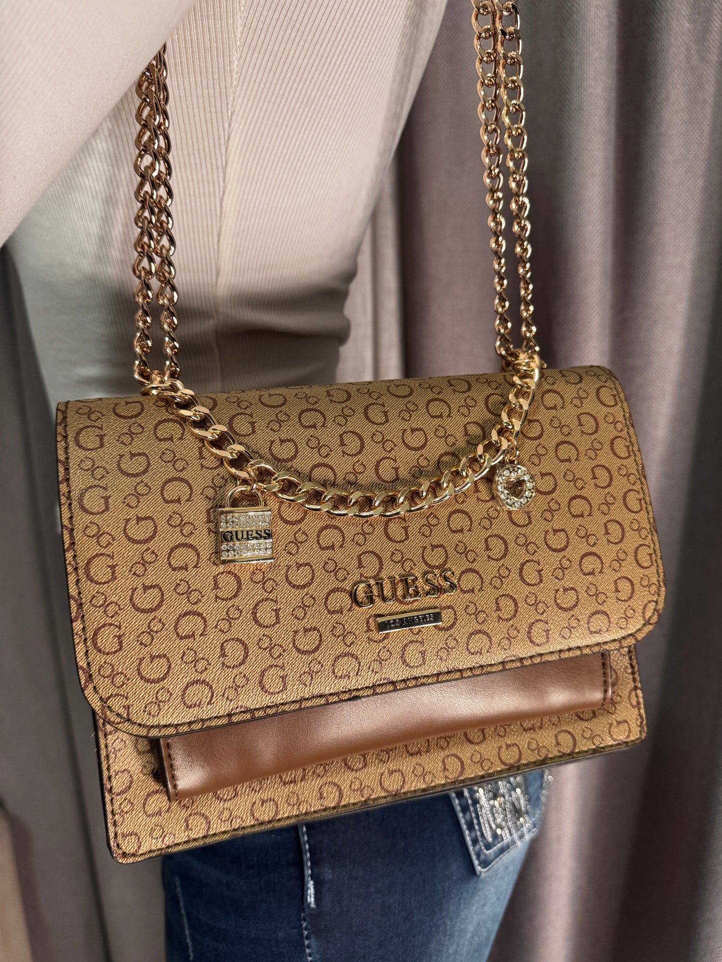 Cartera Guess Monograma Café con Cadena Dorada